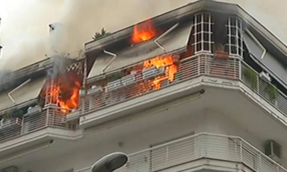 Φωτιά σε διαμέρισμα στη Θεσσαλονίκη – Φόβοι για εγκλωβισμένους